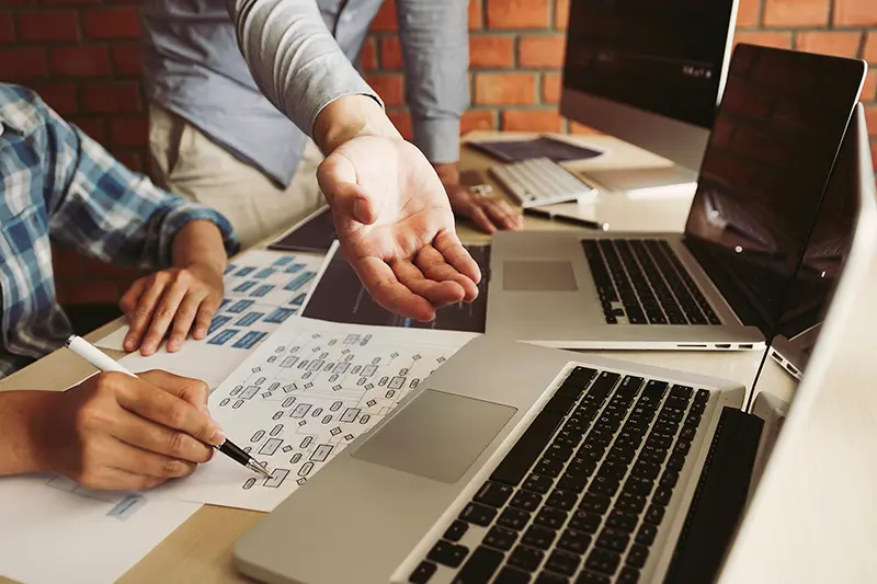 Equipo Seommelier trabajando en la arquitectura de contenidos y prototipado de una web corporativa frente a dos portátiles.