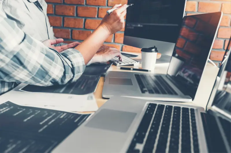 Dos profesionales trabajando en el desarrollo y diseño de una web profesional en la agencia Seommelier